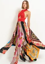 Falda larga de corte irregular, con estampado de pañuelos en colores rojo, negro, beige, naranja, rosa y celeste.