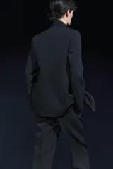 Pantalón negro de tiro medio, con trabillas en la cintura, bolsillos laterales y de vivo en la espalda, raya planchada en el delantero y pierna recta.