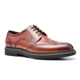 Zapato de vestir acordonado negro de cuero con detalles de perforaciones y suela de goma.