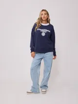 Pantalón de jean de tiro alto, corte recto y pierna ancha, color azul medio. Confeccionado en denim de algodón y elastano.