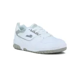 Zapatilla casual en blanco y gris, con diseño deportivo y suela de goma.