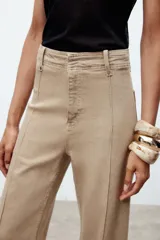Pantalón de jean azul oscuro, de tiro alto y corte wide leg.