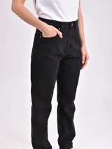 Pantalón de jean negro de corte recto, tiro alto y cinco bolsillos.