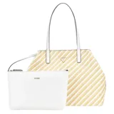 Bolso de hombro Guess modelo Vikky II, color blanco con rayas horizontales color beige. Incluye un monedero blanco con cierre y logo de Guess.