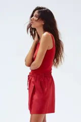 Short rojo de lino con cintura elastizada y cordón ajustable.