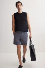 Short gris de algodón y lino con cierre y corchete oculto. Piernas con raya, bolsillos en las costuras laterales y bolsillo insertado atrás. Corte estándar para una silueta clásica y cómoda.