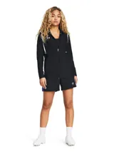 Short deportivo Under Armour Challenger Knit negro con logo blanco en la pierna izquierda.