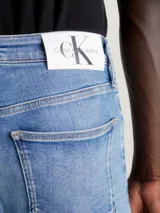 Pantalón de jean skinny celeste con efecto desgastado, tiro bajo, cinco bolsillos y cierre con cremallera.