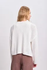Sweater tejido de punto calado color blanco, de corte holgado y largo crop.