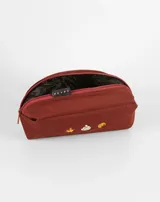 Neceser naranja de tela con cierre superior y logo de la marca en etiqueta negra. Presenta bordados de emojis: copa de vino, fuegos artificiales y mano verde.