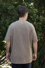 Remera blanca de algodón premium con mangas cortas y estampado de tres flores en el pecho.