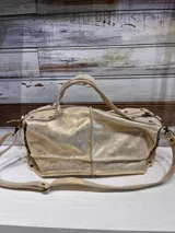 Bolso tipo bowling color dorado con efecto metalizado, doble asa corta y correa larga desmontable.