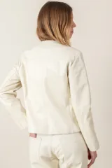 Campera de cuero ovino italiana, con corte clásico, cuello a la base y broches frontales.