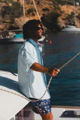 Short de baño azul con estampado floral, elástico en la cintura, tres bolsillos (dos laterales y uno trasero), tela de secado rápido con doble costura de seguridad e interior con mesh hipoalergénico.