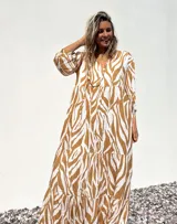 Vestido largo tipo túnica con estampado de cebra en tonos beige y crudo, con cuello en V y mangas 3/4.