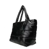 Bolso tipo tote bag negro con diseño acolchado y pespuntes horizontales. Tiene doble asa de hombro y estampa con el logo de la marca en la parte inferior.