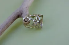 Anillo dorado con diseño abstracto con aberturas.