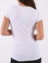 Remera blanca de corte clásico y mangas cortas.