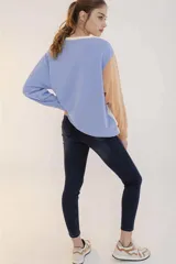 Pantalón de jean skinny color azul oscuro.