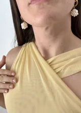 Aros dorados tipo argolla de acero inoxidable con dije colgante de perlas de río.