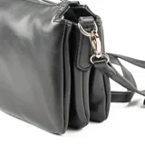 Bandolera negra de símil cuero con diseño rectangular y sensación acolchada al tacto. Tiene tres compartimentos, acceso con solapa y botones imantados, un bolsillo interno con cierre y otro abierto. La correa es regulable y los herrajes son plateados.