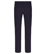 Pantalón de vestir azul marino, de corte recto, con bolsillos laterales y traseros. Se ajusta a la cintura con cinturón de cuero marrón.