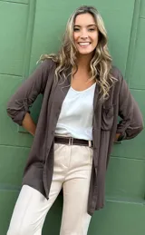Camisa marrón chocolate de viscosa, corte clásico, con bolsillo y tajos laterales.