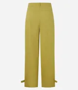 Pantalón balloon de sarga color verde oliva, con cintura alta, trabillas, cierre con botón y cremallera, bolsillos delanteros y detalle de martingale en la parte baja.