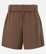 Short verde esmeralda de cintura alta, corte sastrero, con trabillas, pliegues y bolsillos. Incluye cinturón de tela con hebilla redonda.