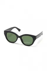 Lentes de sol negros con forma cat-eye.