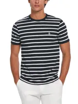 Remera de hombre Original Penguin con diseño de rayas horizontales blancas y azul marino. Confeccionada en algodón orgánico, con tejido de punto jersey suave al tacto y cuello redondo acanalado.