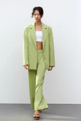 Blazer oversize color verde lima, con cuello solapa y mangas largas con hombreras. Tiene bolsillos delanteros y en el pecho, forro interior y cierre frontal multiposición.