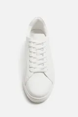Zapatillas deportivas blancas de cuero sintético, con cordones y suela de goma con plataforma.