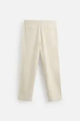 Pantalón azul marino de corte recto, con cintura elástica ajustable con cordón, bolsillos laterales y traseros.