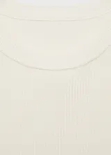 Minivestido blanco de tejido de punto fino con diseño de tablas en la falda, cuello redondo y mangas largas.