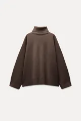 Sweater marrón de lana con cuello alto, corte oversize y mangas largas.