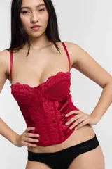 Corset rojo con encaje, breteles finos y corte ajustado.