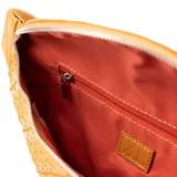Riñonera color suela con diseño en símil cuero y logotipo de XL Extra Large bordado en el frente. Tiene acceso con cierre, correa regulable y herrajes plateados. El interior está forrado en tela de algodón y poliéster y cuenta con un bolsillo interno con cierre y otro abierto.
