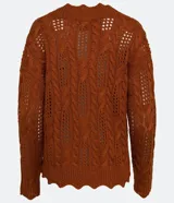 Cardigan color ladrillo en tejido de punto calado con trenzas y detalles texturizados. Tiene escote en V, cierre frontal con botones de coco y terminaciones onduladas.