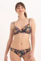 Bombacha de bikini con estampado tropical de hojas en tonos rosa, verde y amarillo sobre fondo negro.