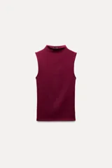Musculosa marrón con cuello alto.