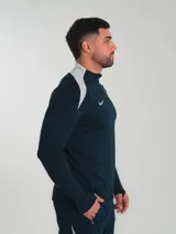 Remera de entrenamiento Nike color azul marino con detalles en gris en los hombros y logo de la selección uruguaya en el pecho.