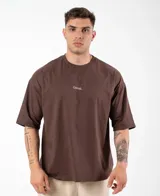 Remera negra de algodón, corte oversize y mangas cortas. Estampado frontal pequeño con la palabra 'GAINS.' en color blanco.