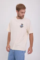 Camiseta color crema de manga corta y cuello redondo con estampado en la espalda de un disco de vinilo con pies y el texto "Totally Legi Record Store".