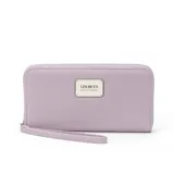 Billetera larga negra con cierre perimetral y placa metálica con logo. Posee múltiples compartimentos internos para tarjetas y documentos, además de un bolsillo con cierre interior. Incluye correa de mano desmontable.