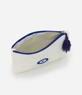 Neceser tipo sobre color blanco con cierre de cremallera azul, borla azul y estampa de ojo turco con lettering "lucky".