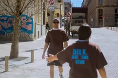 Remerón unisex de algodón color chocolate con cuello redondo celeste y estampado frontal y trasero celeste con logo de la marca.