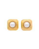 Aros tipo stud dorados con perla blanca sintética.