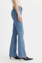 Pantalón de jean celeste de tiro alto con corte bootcut. El diseño presenta roturas sutiles en la rodilla y en el muslo.