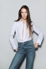 Pantalón de jean negro de tiro alto, corte skinny y cinco bolsillos.